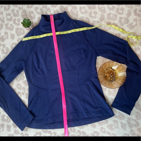 RARE lululemon 2016 Lightly Jacket in Hero Blue, Great Condition - Picture 6 of 8